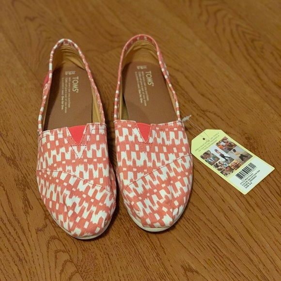 Toms Shoes - *SOLD* TOMS Women's Pink Patterned Slip-On Shoes 9.5